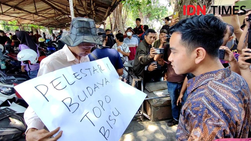 Demo Tolak Politik Dinasti di Rumah Dinas Gibran, Aksi Tapa Bisu