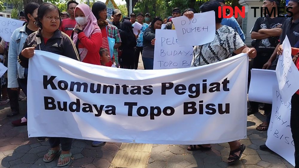 Demo Tolak Politik Dinasti di Rumah Dinas Gibran, Aksi Tapa Bisu