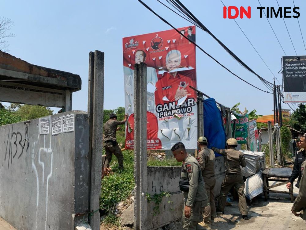 Pol PP dan Bawaslu Tertibkan APK Melanggar di Jalan Bandar Lampung