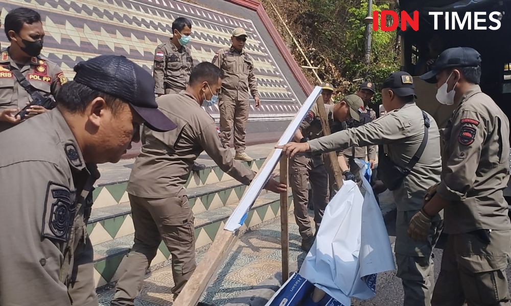 Pol PP dan Bawaslu Tertibkan APK Melanggar di Jalan Bandar Lampung