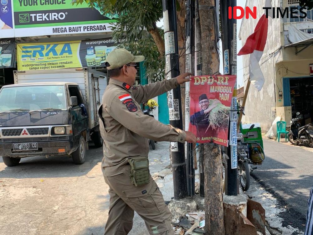 Pol PP dan Bawaslu Tertibkan APK Melanggar di Jalan Bandar Lampung