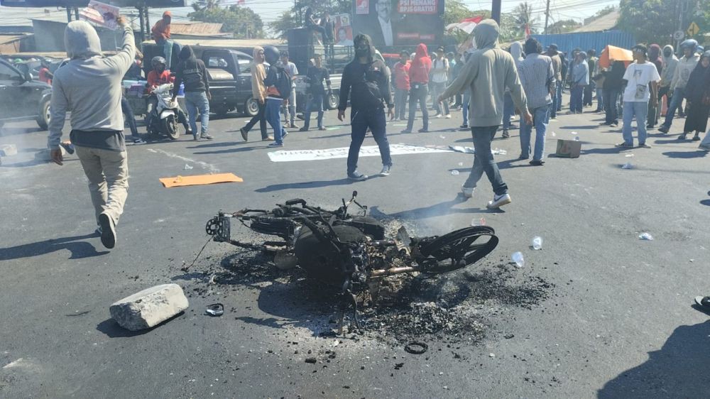 Demo di Makassar Tolak Dinasti Politik Jokowi, Dua Kendaraan Dibakar