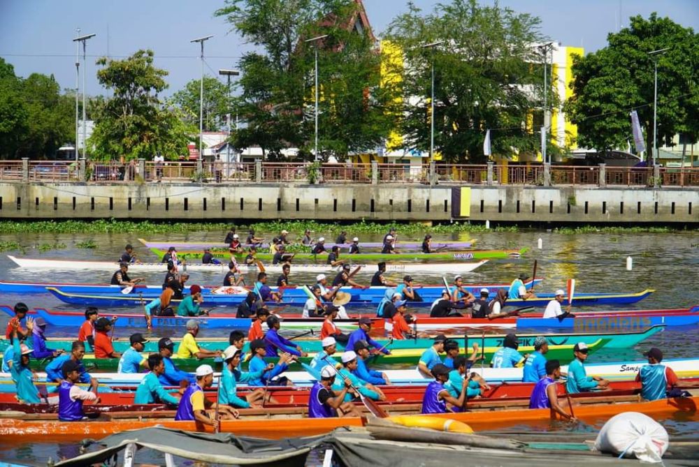 Lomba Dayung Perahu Naga di Banjarmasin 