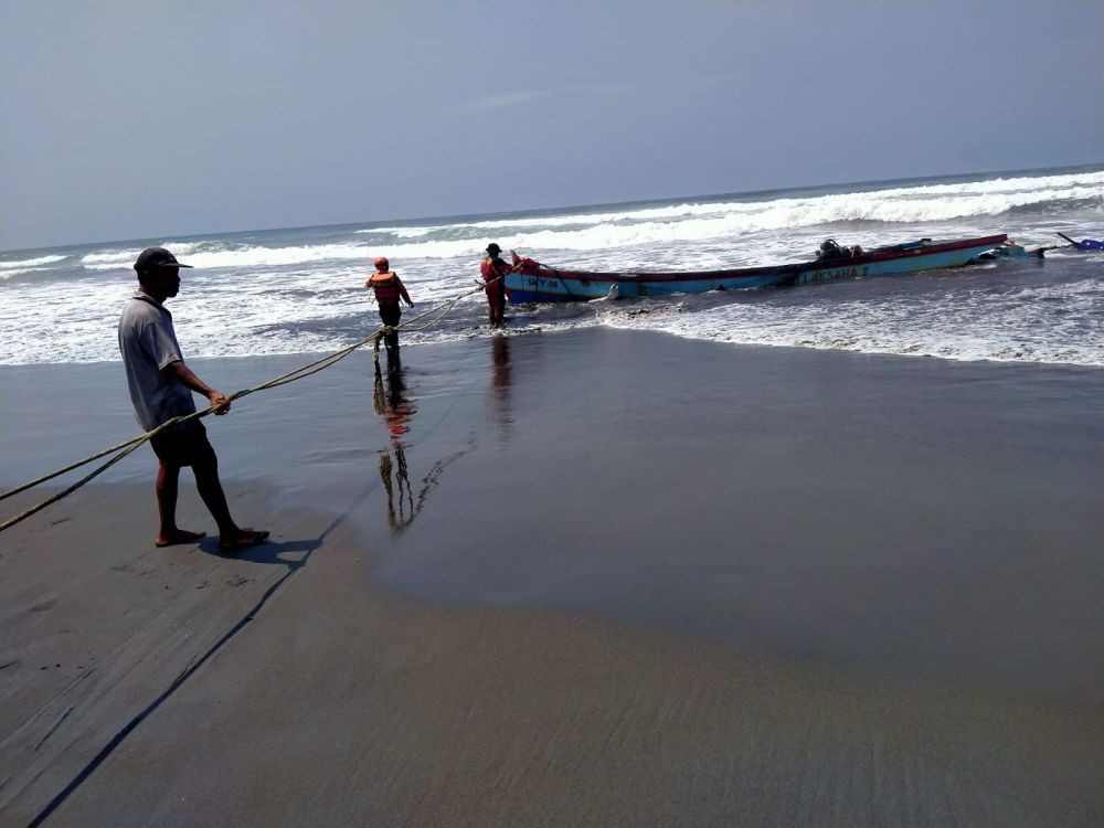 Perahu Compreng Terbalik di Pantai Wagir Indah Cilacap, 2 Nelayan Meninggal