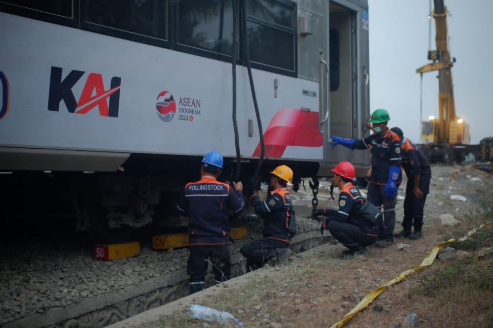 Proses Evakuasi Anjloknya KA Semeru Masih Berlanjut