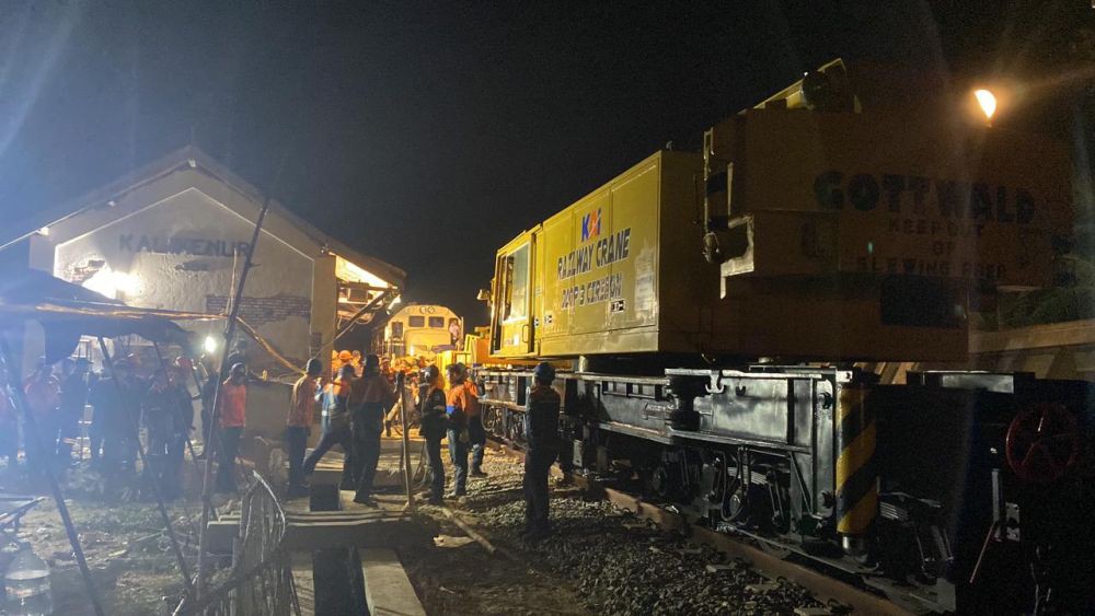 10 Gerbong KA Semeru yang Anjlok di Wates Berhasil Dievakuasi