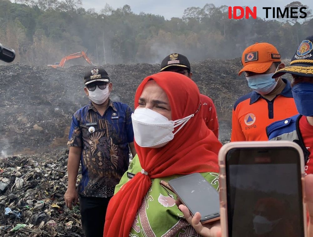 Habis 1,5 Juta Liter Air, Eva Ogah Naikkan Status Kebakaran TPA Bakung