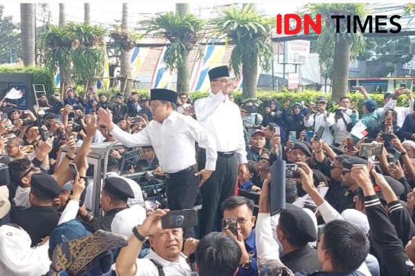 Anies dan Cak Imin Pakai Jip Terbuka Daftar Pilpres ke KPU