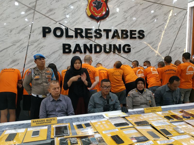 Jadi Pengedar Ribuan Pil Ekstasi, Ibu-Anak di Bandung Ditangkap Polisi
