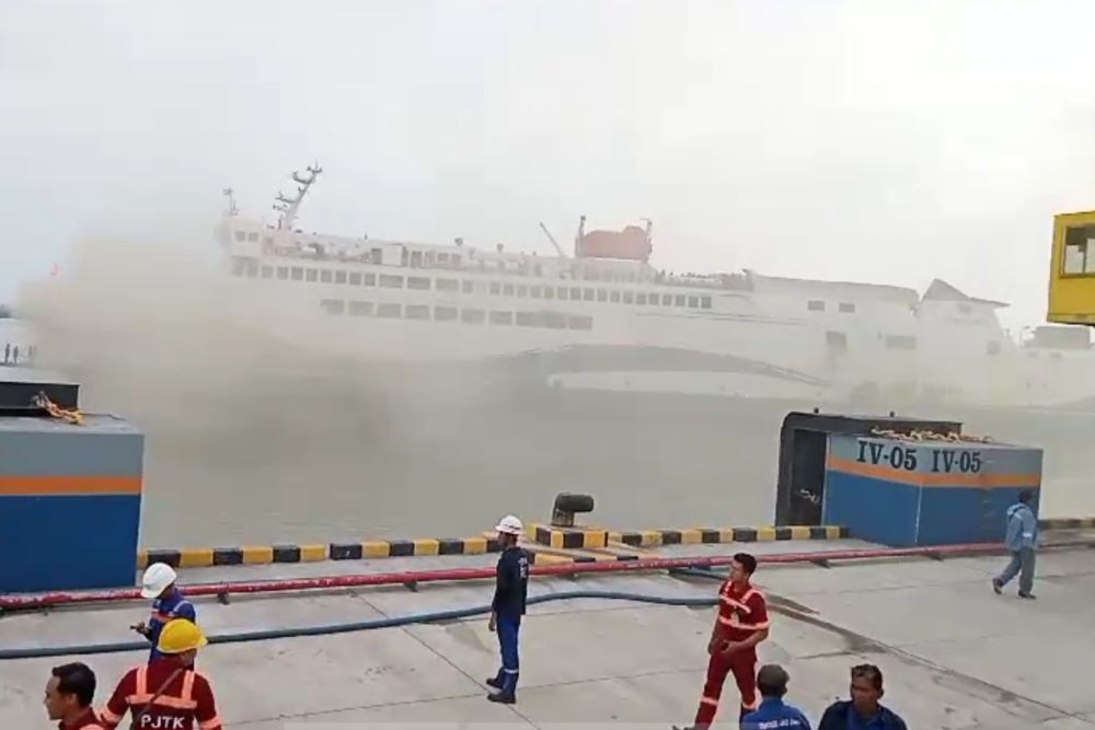 Dikepung Asap Hitam, KMP Tranship 1 Terbakar di Pelabuhan Bakauheni