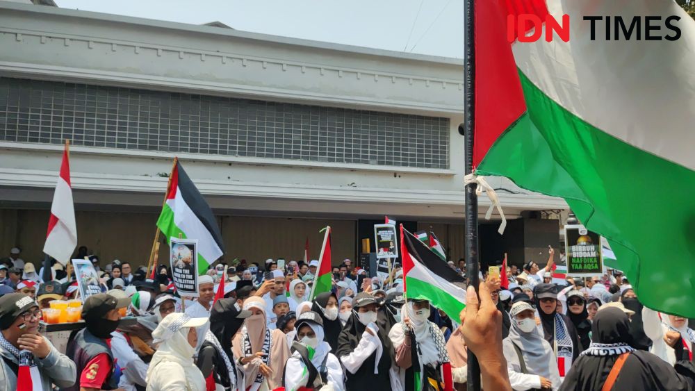 Aksi Bela Palestina di Bandung, Mantan Gubernur Jabar Turun ke Jalan