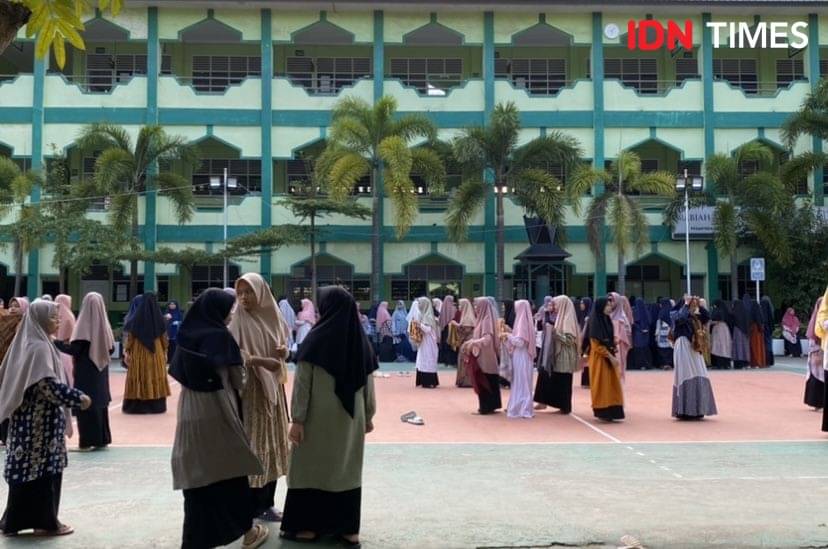 Koran Di Etalase Jadi Pengganti HP Untuk Santri Raudlatul