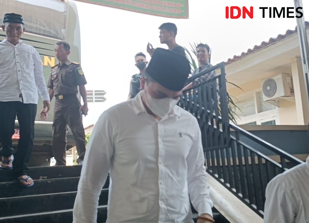 AKP Andri Gustami Berompi Tahanan dan Tertunduk di Ruang Sidang 