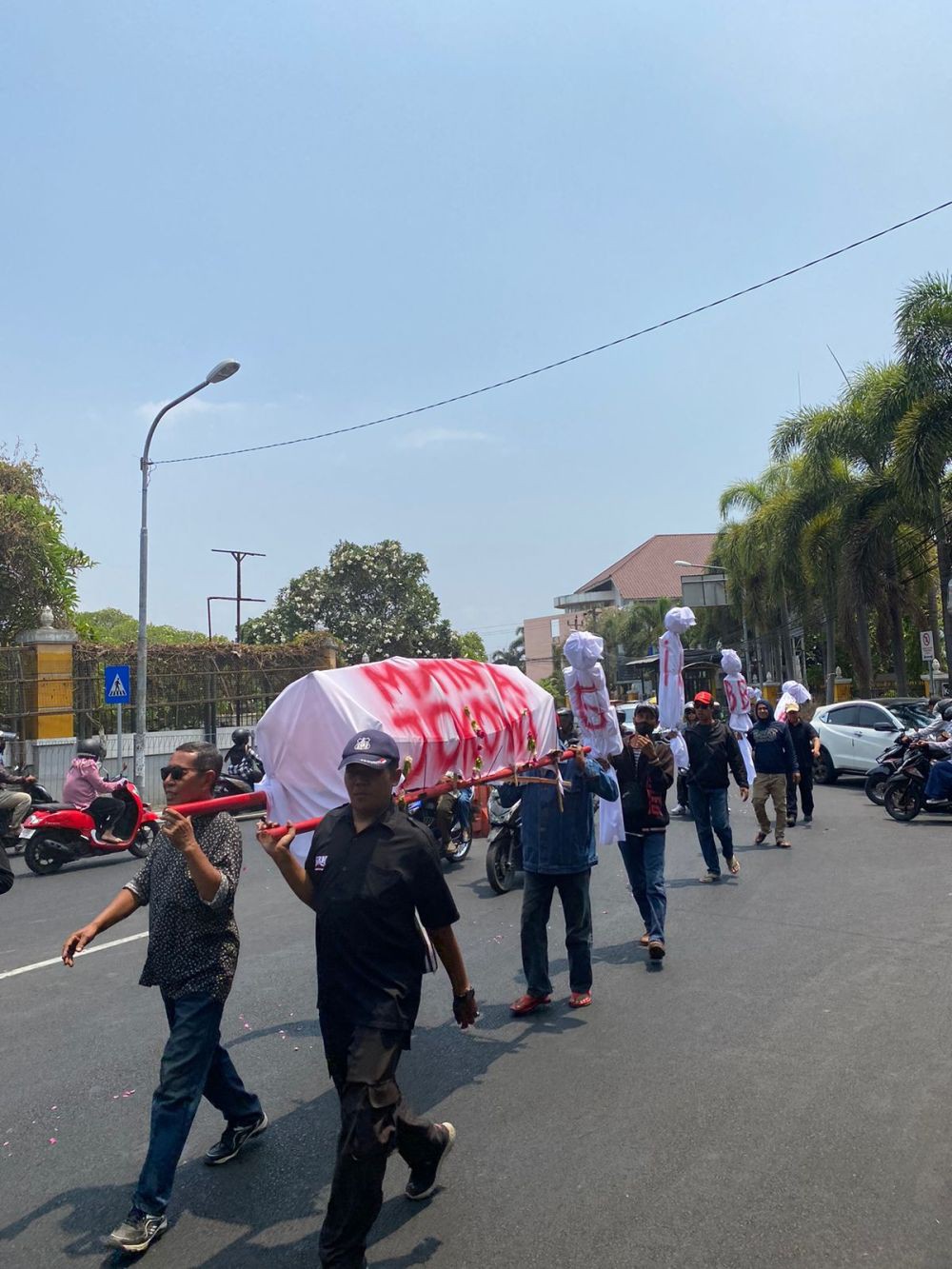 Muncul Pocong Bertuliskan Gibran dan Keranda Matinya Jokowi di Jogja