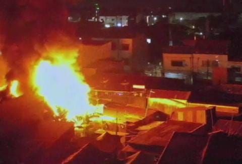 Bokong Pemuda di Makassar Tertusuk Balok Kayu saat Kebakaran