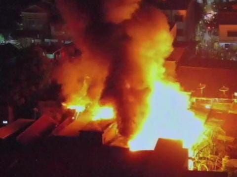 Bokong Pemuda di Makassar Tertusuk Balok Kayu saat Kebakaran