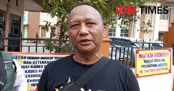 Sambil Gelar Poster, Puluhan Massa Demo di Pengadilan Agama Banyumas 