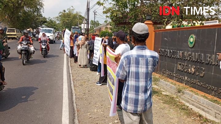 Sambil Gelar Poster, Puluhan Massa Demo di Pengadilan Agama Banyumas 