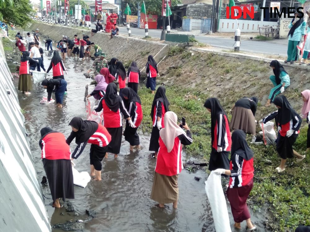 Ratusan Santri di Bantul Turun ke Sungai Bersihkan Sampah