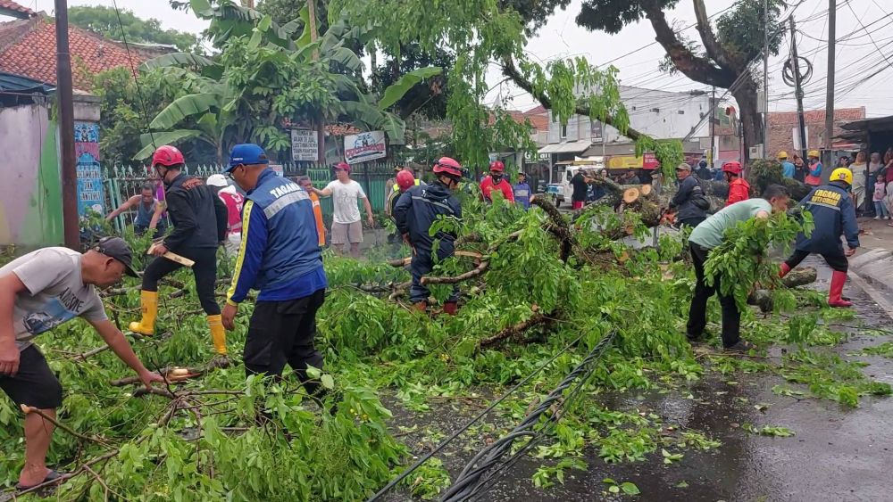 Angin Puting Beliung dan Hujan Es Rusak Belasan Rumah di Cimahi