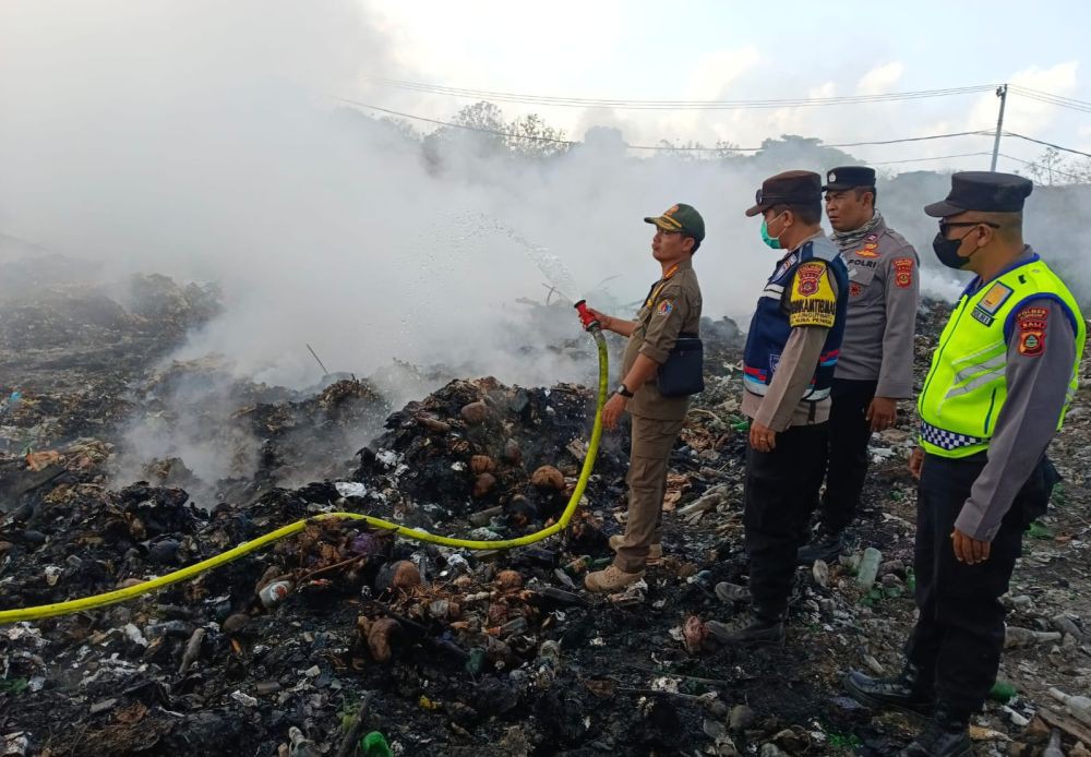 Kebakaran TPA di Pulau Lembongan Dipadamkan dengan Air Laut