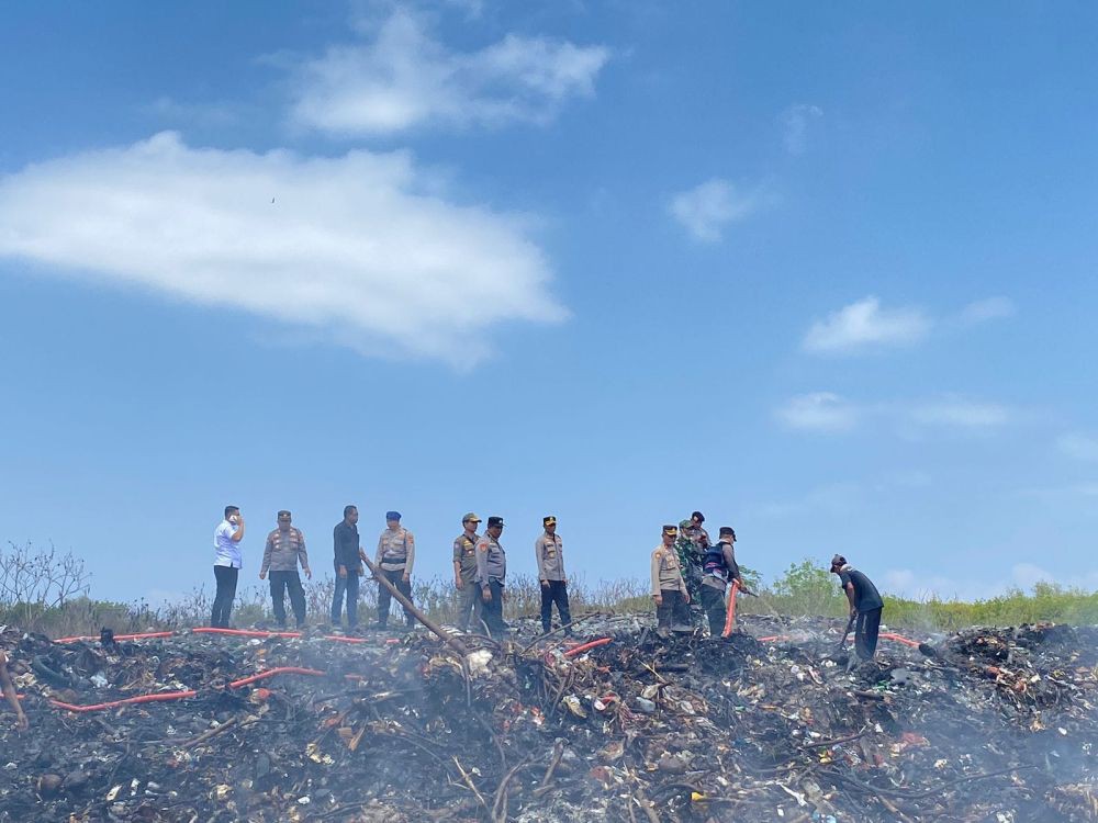 Kebakaran TPA di Pulau Lembongan Dipadamkan dengan Air Laut