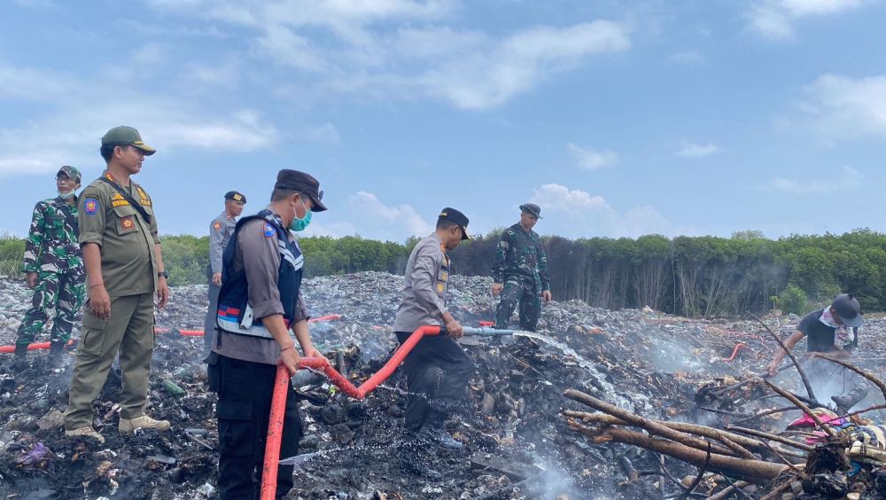 Kebakaran TPA di Pulau Lembongan Dipadamkan dengan Air Laut