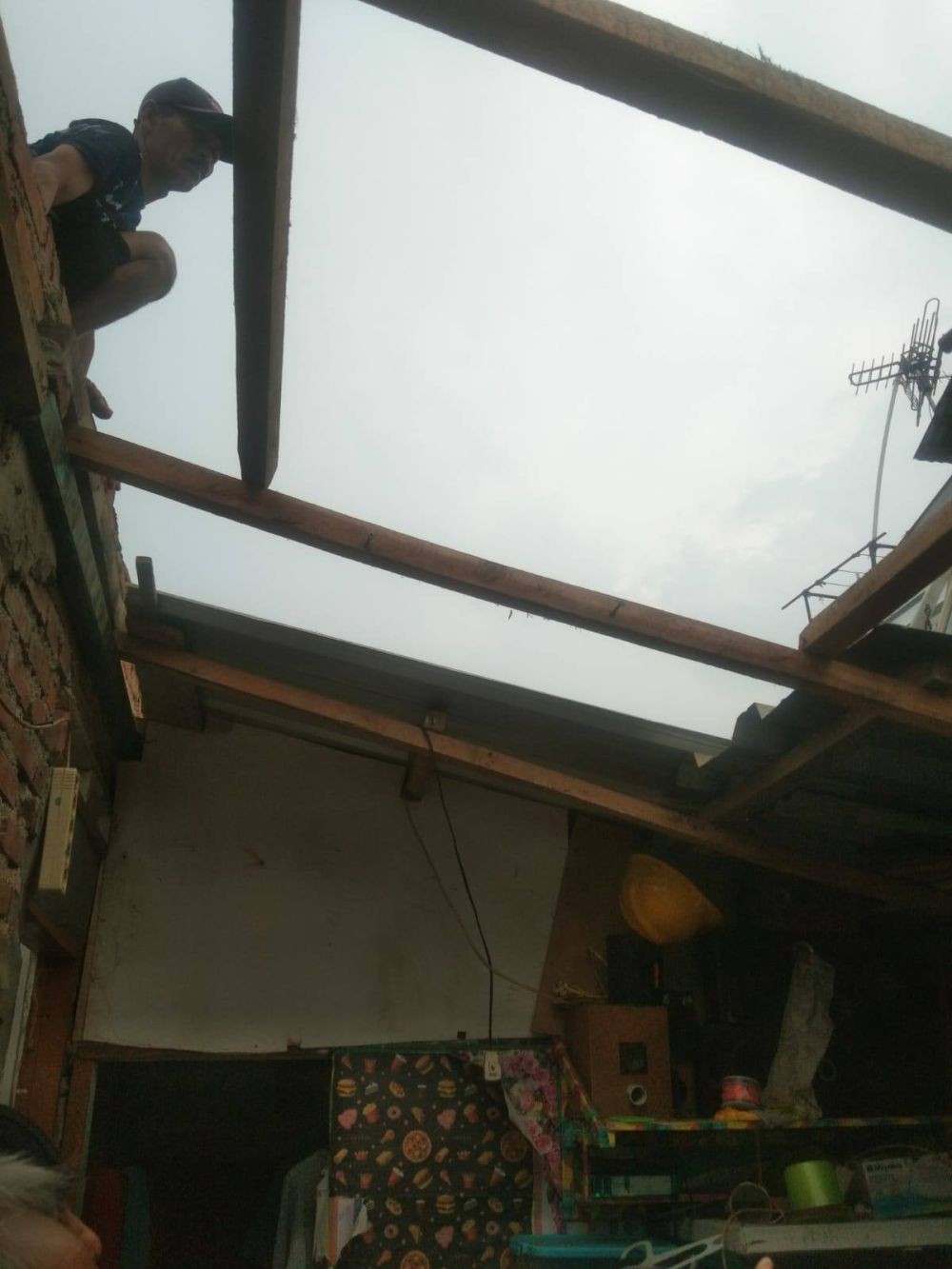 Angin Puting Beliung dan Hujan Es Rusak Belasan Rumah di Cimahi