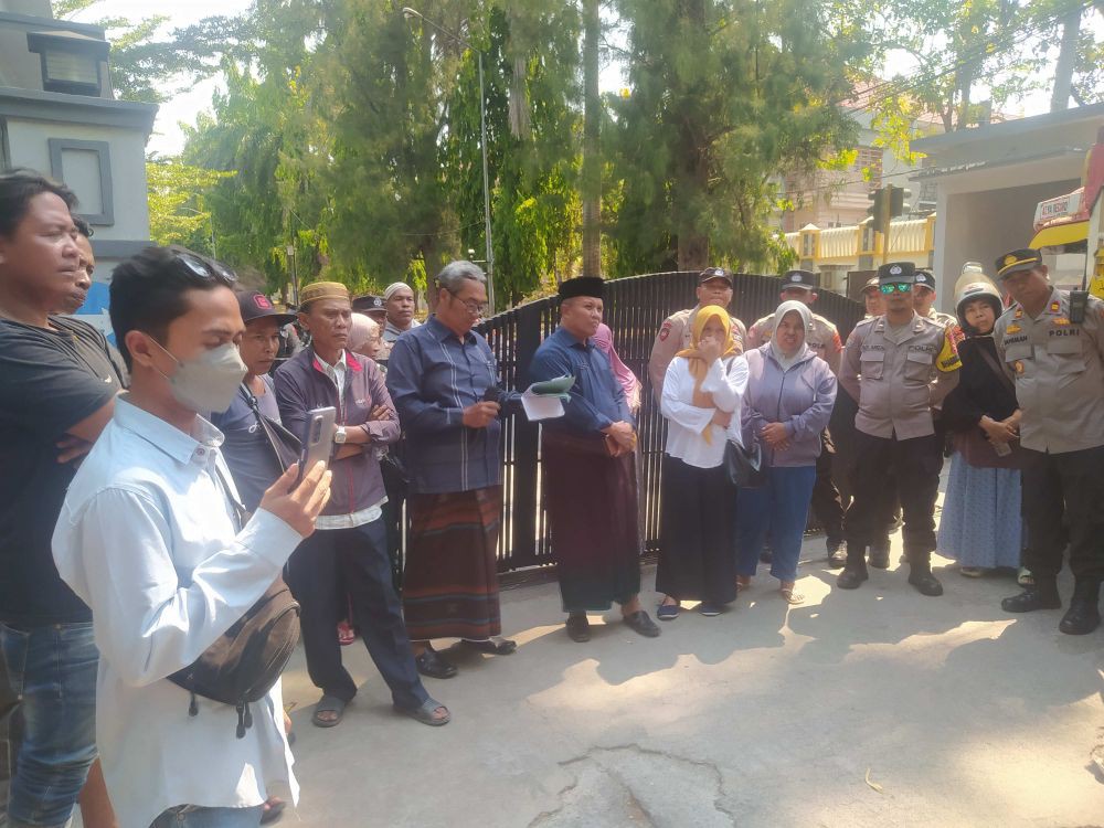 Nasabah Koperasi BMT Al-Hasan Geruduk Kantor Bupati Lombok Timur 