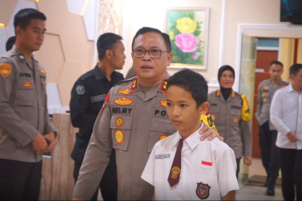 Siswa SD Dapat Hadiah dari Kapolda Lampung Setelah Gagalkan Jambret HP