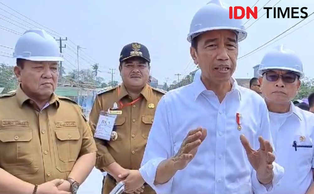 Kala Gubernur Sumringah Jokowi Cek Jalan di Lampung, Ikut Bagi Kaus