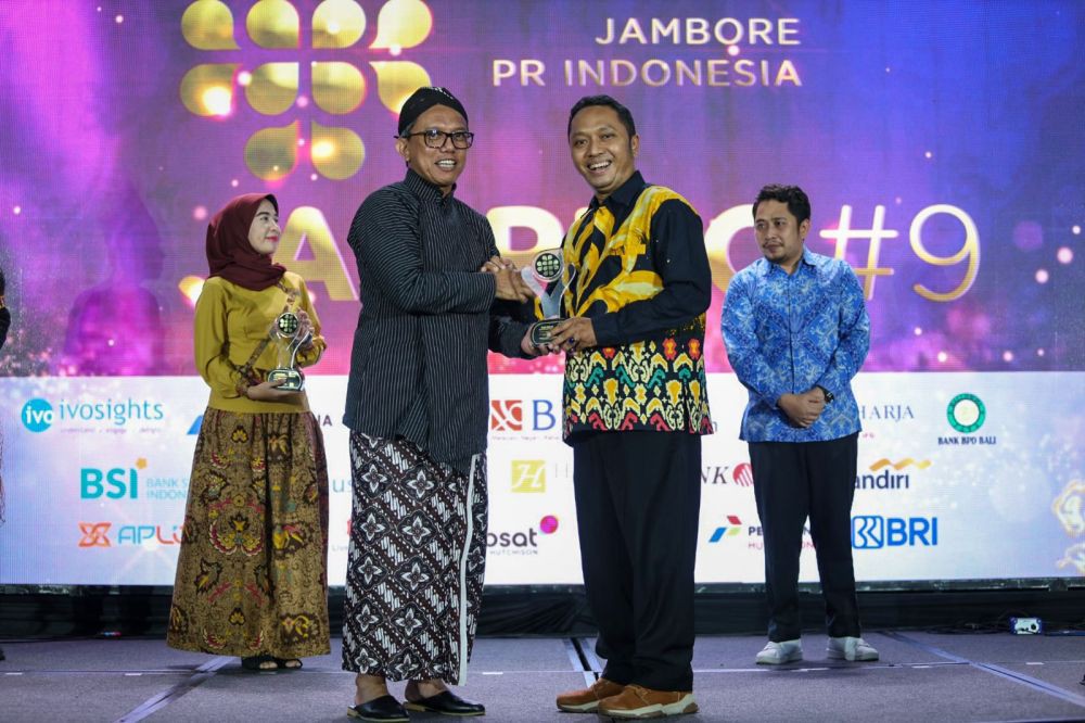 Rektor UGM Terpilih Jadi Pemimpin Terpopuler di Media Sosial 2023