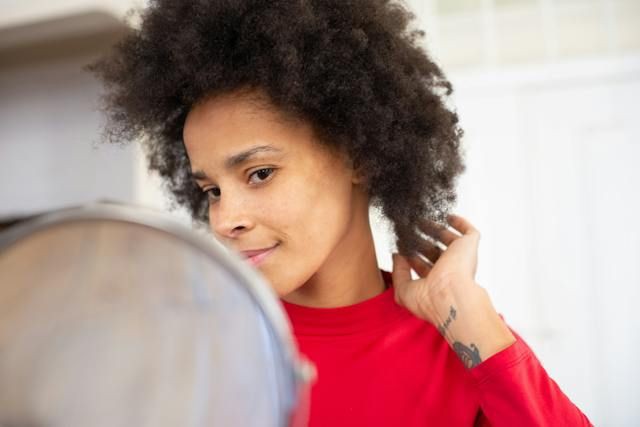 6 Cara Merawat Rambut Keriting, Gak Pusing Lagi!