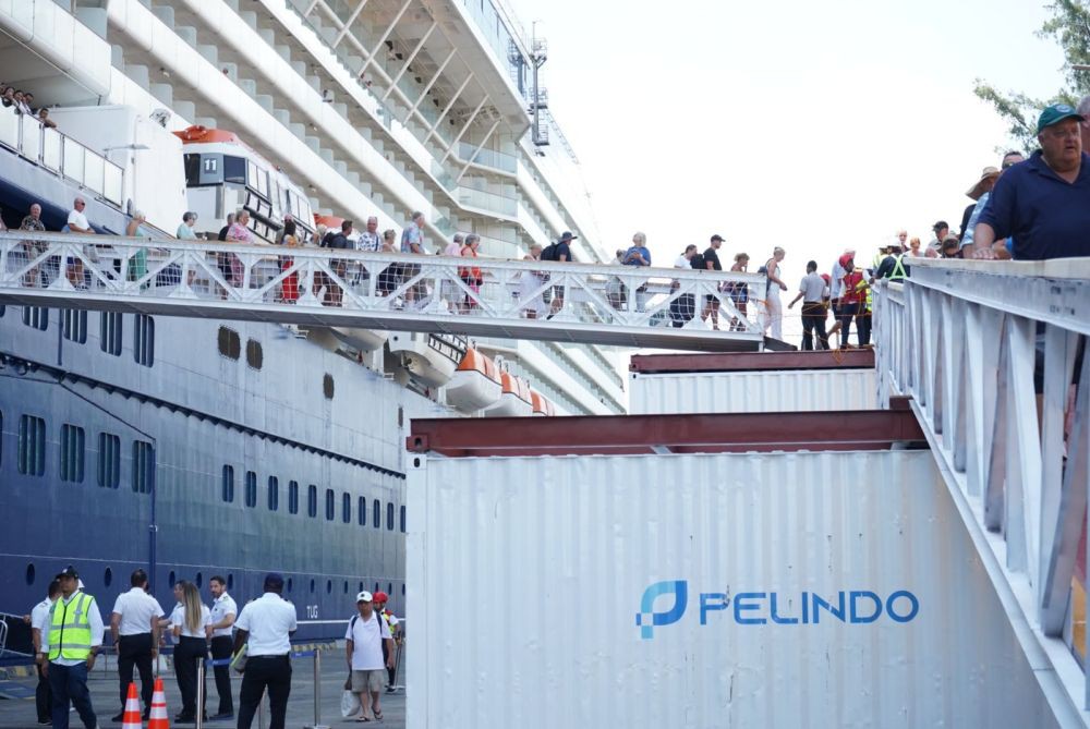 Spesifikasi Kapal Pesiar Jumbo Bersandar di Pelabuhan Benoa