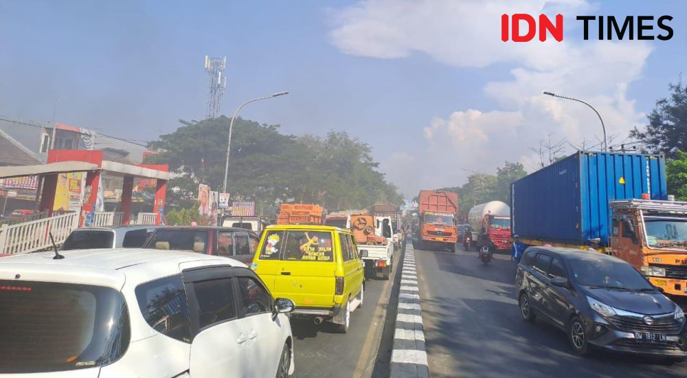 HMI di Makassar Demo Evaluasi Jokowi, Jalan Macet Pengendara Protes