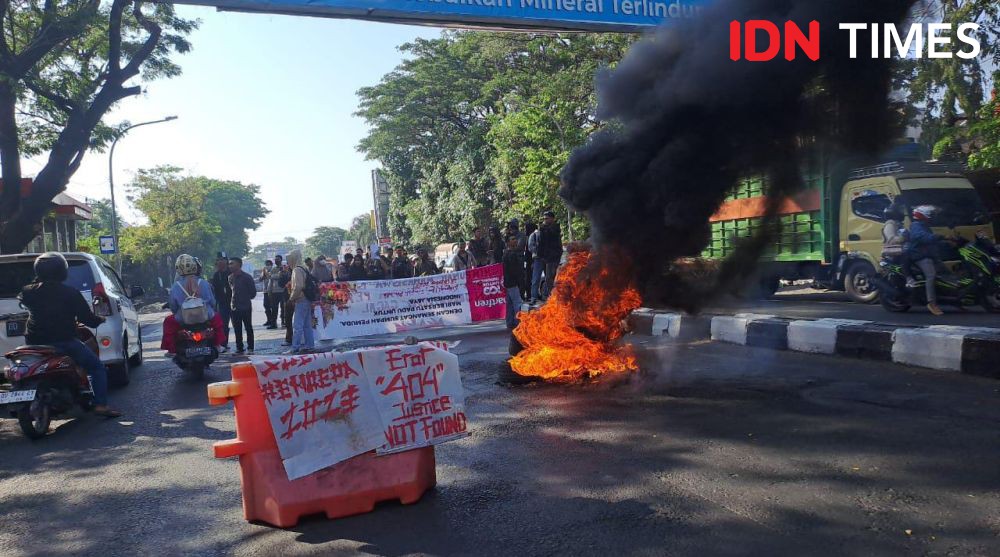 HMI di Makassar Demo Evaluasi Jokowi, Jalan Macet Pengendara Protes
