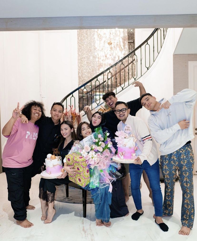 8 Potret Kejutan Ulang Tahun Fuji ke-21, Nangis Ingat Mendiang Kakak