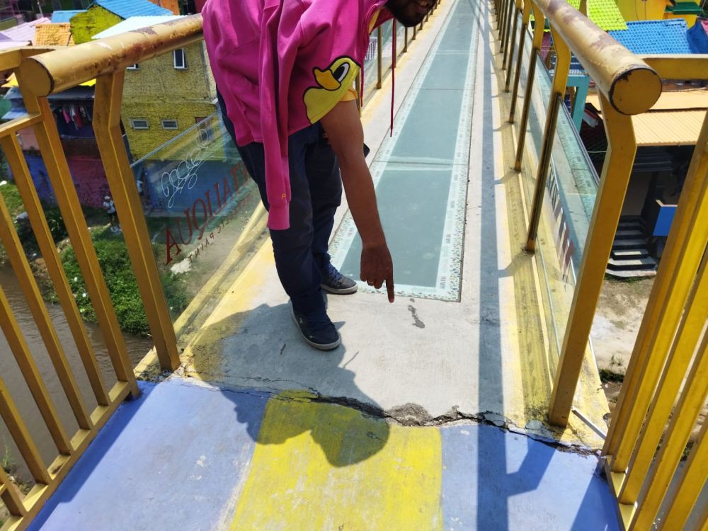Segera Diperbaiki, Begini K3 di Jembatan Kaca Kampung Warna Warni