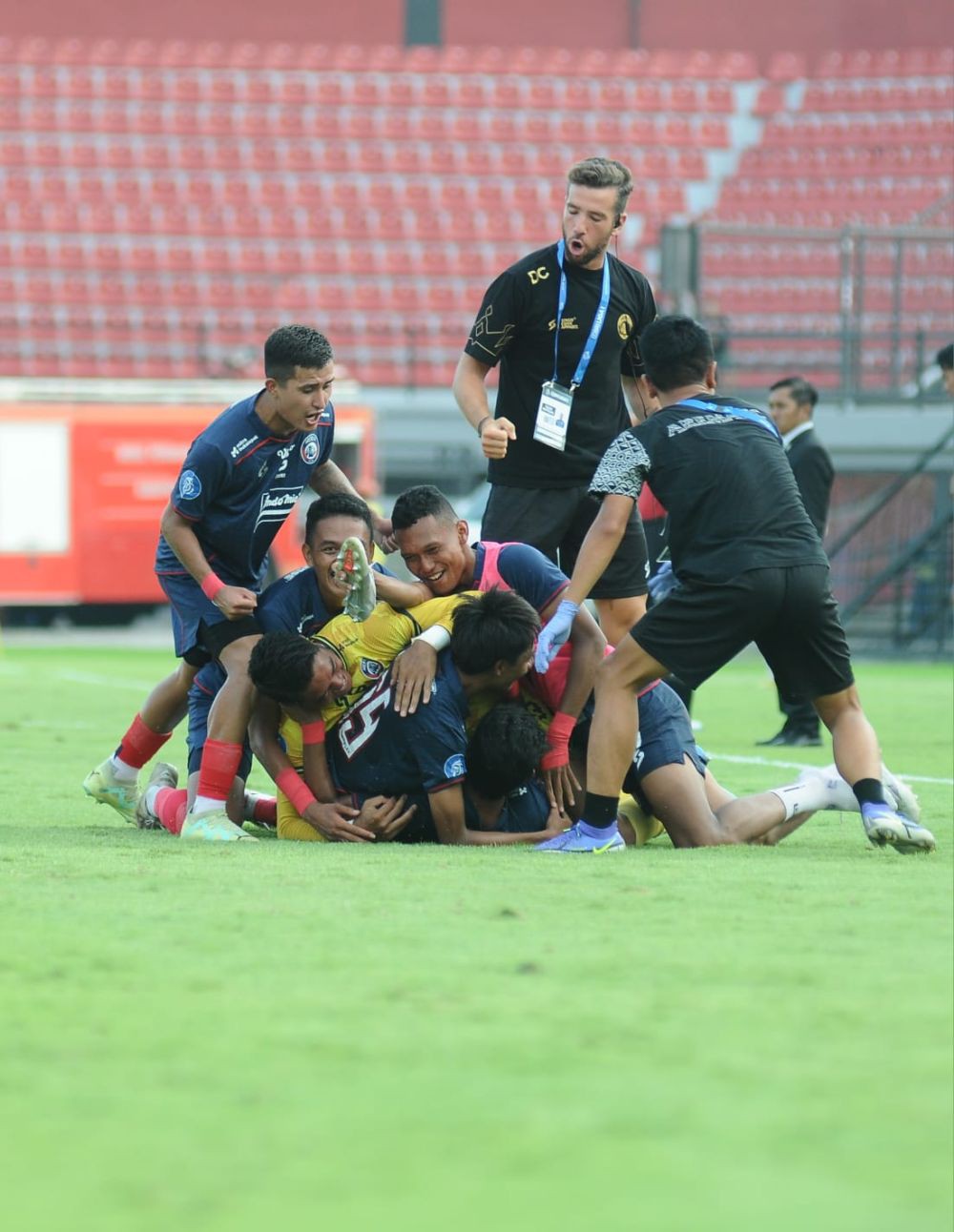 Arema FC Beruntung karena 2 Kartu Merah Pemain Dewa United