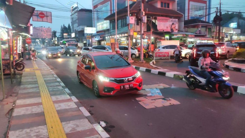 Polisi Selidiki Insiden Minibus Seruduk Pengendara di Lembang