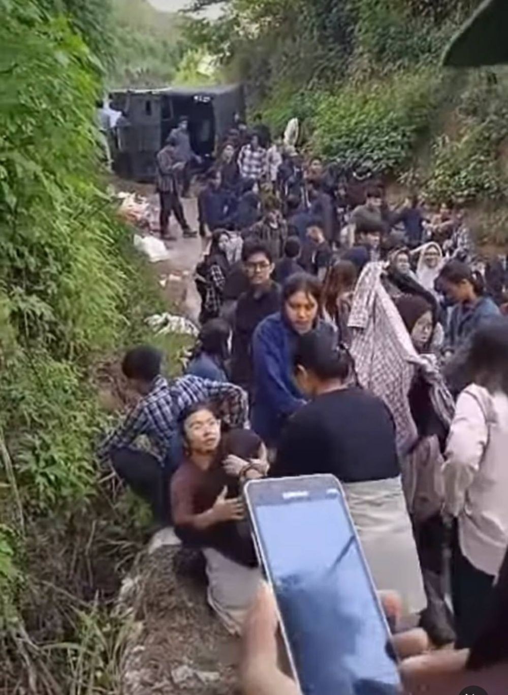 Viral Truk Bawa Rombongan Mahasiswa Terguling di Perkebunan Lembang