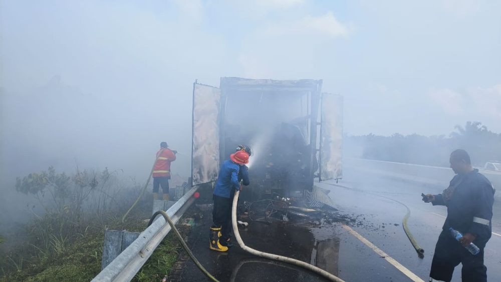 Truk Tronton Box Milik JNE Terbakar di Jalan Tol Pekanbaru-Dumai