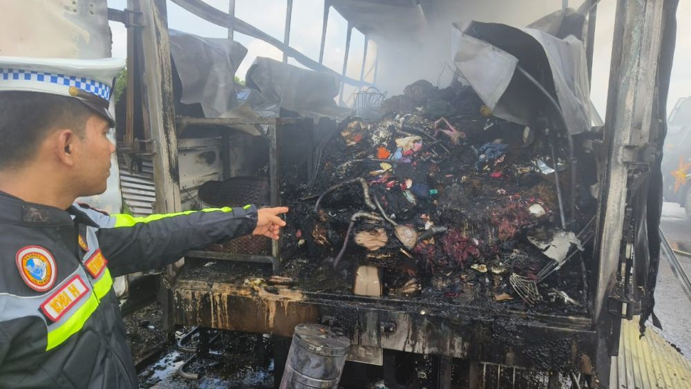 Truk Tronton Box Milik JNE Terbakar di Jalan Tol Pekanbaru-Dumai