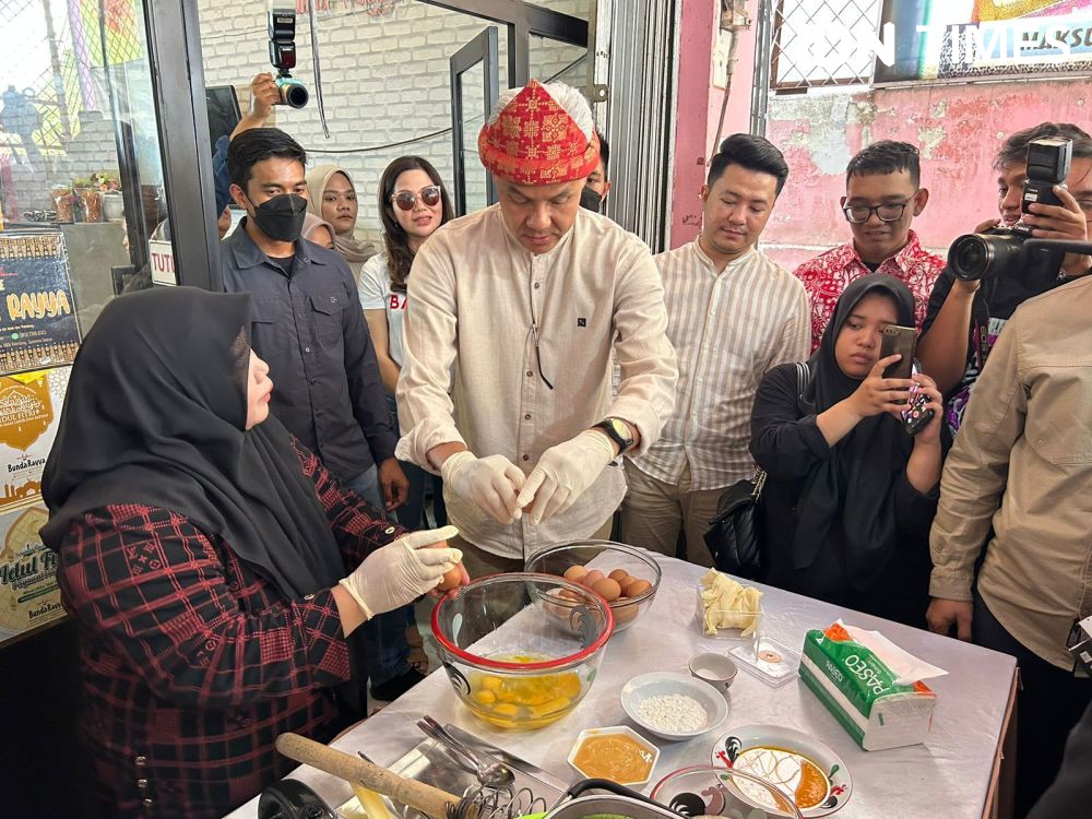 Ganjar Pranowo Bikin Kue di Palembang; Butuh Kesabaran Tinggi
