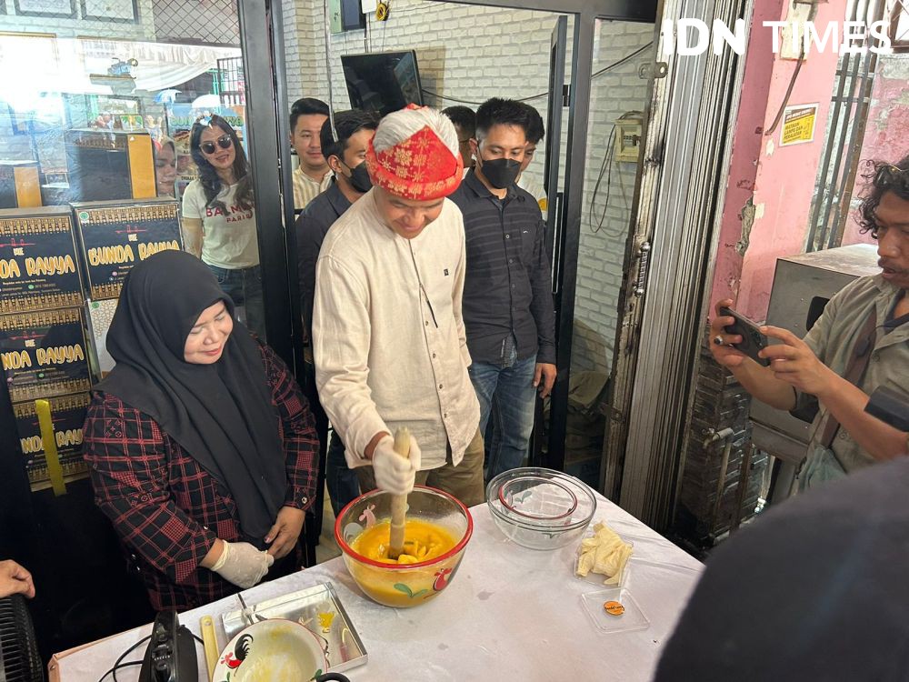 Ganjar Pranowo Bikin Kue di Palembang; Butuh Kesabaran Tinggi