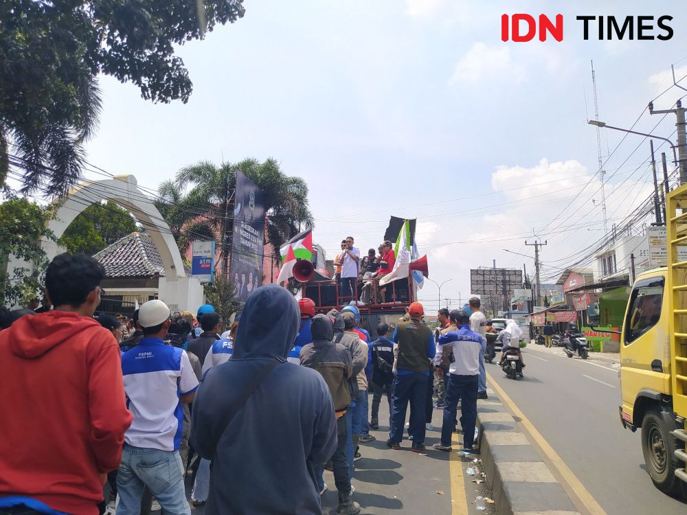 Tuntut Upah Naik 15 Persen, Buruh KBB Geruduk Kantor DPRD