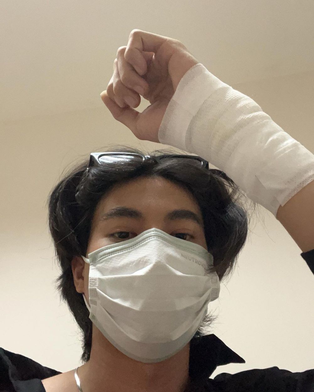 Tangan Diperban, Fans Khawatir dengan Kesehatan Gulf Kanawut