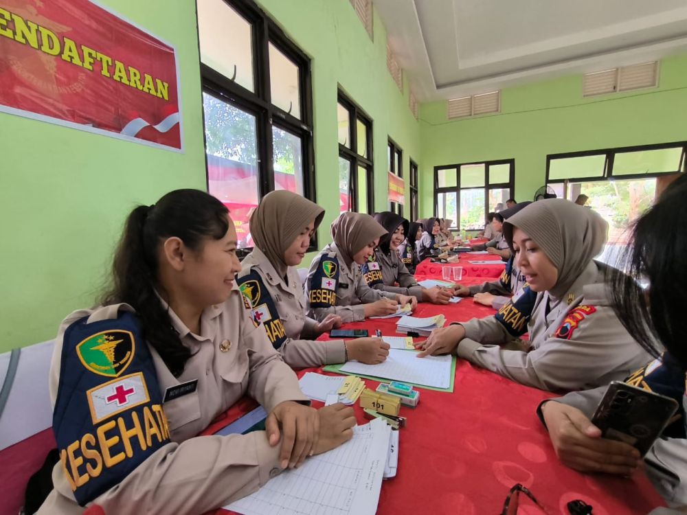 Polda Jateng Tanam Ribuan Trembesi dan Pohon Buah di Bumi Kemah Gunungpati