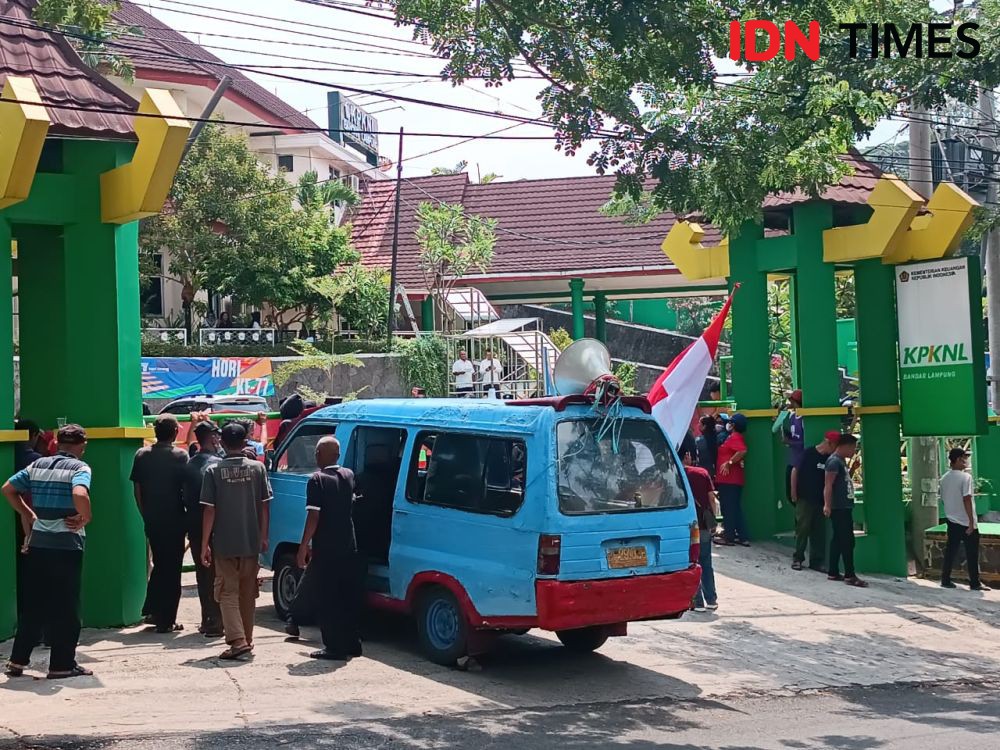 Aksi di Bank BUMN dan KPKNL Bandar Lampung, Massa Soroti Ini