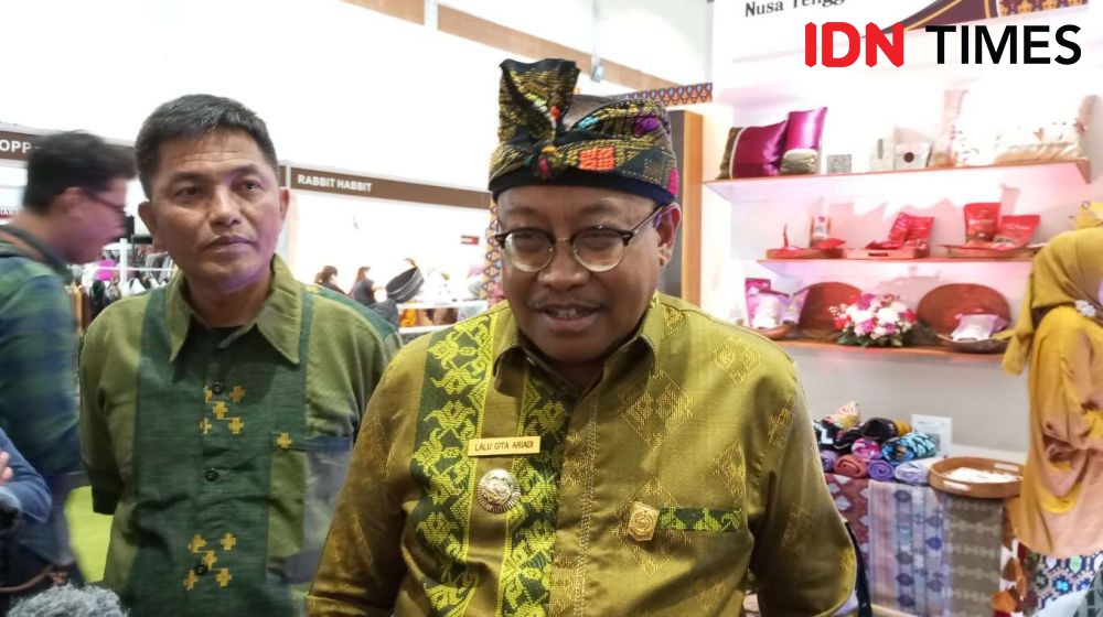 Bazar Amal WIC, Iriana Jokowi Kenakan Tenun Sukarara Lombok